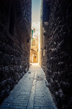 Hebron, Batı Şeria, 19 Aralık 2025 Eski Şehir 'deki dar sokaklar ve taş kemerler. Geleneksel mimari, bu Filistin yönetimindeki bölgede muhafaza edilen kültürel mirası sergiliyor..