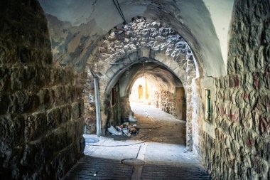 Hebron, Batı Şeria, 19 Aralık 2025 Eski Şehir 'deki dar sokaklar ve taş kemerler. Geleneksel mimari, bu Filistin yönetimindeki bölgede muhafaza edilen kültürel mirası sergiliyor..