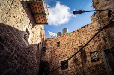 Hebron, Batı Şeria, 19 Aralık 2025 Eski Şehir 'deki dar sokaklar ve taş kemerler. Geleneksel mimari, bu Filistin yönetimindeki bölgede muhafaza edilen kültürel mirası sergiliyor..
