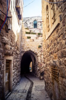 Hebron, Batı Şeria, 19 Aralık 2025 Eski Şehir 'deki dar sokaklar ve taş kemerler. Geleneksel mimari, bu Filistin yönetimindeki bölgede muhafaza edilen kültürel mirası sergiliyor..