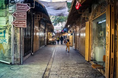 Hebron, Batı Şeria, 19 Aralık 2025 Eski Şehir 'deki dar sokaklar ve taş kemerler. Geleneksel mimari, bu Filistin yönetimindeki bölgede muhafaza edilen kültürel mirası sergiliyor..