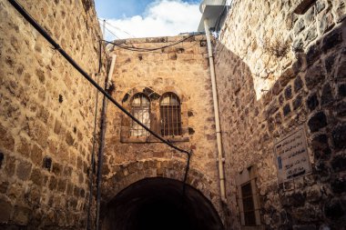 Hebron, Batı Şeria, 19 Aralık 2025 Eski Şehir 'deki dar sokaklar ve taş kemerler. Geleneksel mimari, bu Filistin yönetimindeki bölgede muhafaza edilen kültürel mirası sergiliyor..