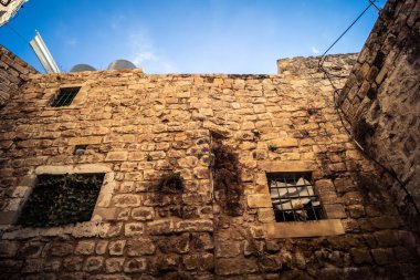 Hebron, Batı Şeria, 19 Aralık 2025 Eski Şehir 'deki dar sokaklar ve taş kemerler. Geleneksel mimari, bu Filistin yönetimindeki bölgede muhafaza edilen kültürel mirası sergiliyor..