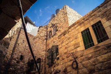 Hebron, Batı Şeria, 19 Aralık 2025 Eski Şehir 'deki dar sokaklar ve taş kemerler. Geleneksel mimari, bu Filistin yönetimindeki bölgede muhafaza edilen kültürel mirası sergiliyor..