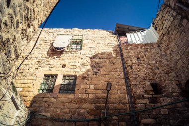 Hebron, Batı Şeria, 19 Aralık 2025 Eski Şehir 'deki dar sokaklar ve taş kemerler. Geleneksel mimari, bu Filistin yönetimindeki bölgede muhafaza edilen kültürel mirası sergiliyor..