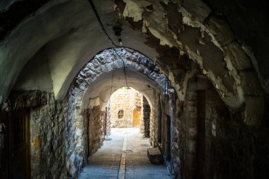 Hebron, Batı Şeria, 19 Aralık 2025 Eski Şehir 'deki dar sokaklar ve taş kemerler. Geleneksel mimari, bu Filistin yönetimindeki bölgede muhafaza edilen kültürel mirası sergiliyor..