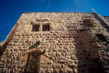 Hebron, Batı Şeria, 19 Aralık 2025 Eski Şehir 'deki dar sokaklar ve taş kemerler. Geleneksel mimari, bu Filistin yönetimindeki bölgede muhafaza edilen kültürel mirası sergiliyor..