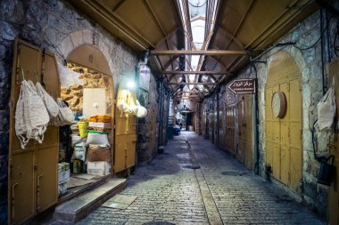 Hebron, Batı Şeria, 19 Aralık 2025 Eski Şehir 'deki dar sokaklar ve taş kemerler. Geleneksel mimari, bu Filistin yönetimindeki bölgede muhafaza edilen kültürel mirası sergiliyor..