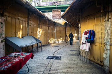 Hebron, Batı Şeria, 19 Aralık 2025 Eski Şehir 'deki dar sokaklar ve taş kemerler. Geleneksel mimari, bu Filistin yönetimindeki bölgede muhafaza edilen kültürel mirası sergiliyor..