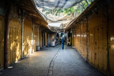 Hebron, Batı Şeria, 19 Aralık 2025 Eski Şehir 'deki dar sokaklar ve taş kemerler. Geleneksel mimari, bu Filistin yönetimindeki bölgede muhafaza edilen kültürel mirası sergiliyor..