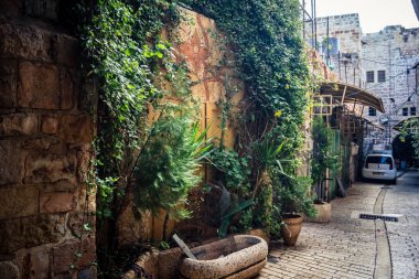 Hebron, Batı Şeria, 19 Aralık 2025 Eski Şehir 'deki dar sokaklar ve taş kemerler. Geleneksel mimari, bu Filistin yönetimindeki bölgede muhafaza edilen kültürel mirası sergiliyor..