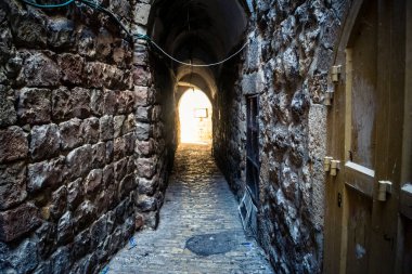 Hebron, Batı Şeria, 19 Aralık 2025 Eski Şehir 'deki dar sokaklar ve taş kemerler. Geleneksel mimari, bu Filistin yönetimindeki bölgede muhafaza edilen kültürel mirası sergiliyor..