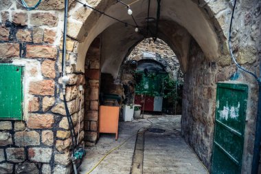 Hebron, Batı Şeria, 19 Aralık 2025 Eski Şehir 'deki dar sokaklar ve taş kemerler. Geleneksel mimari, bu Filistin yönetimindeki bölgede muhafaza edilen kültürel mirası sergiliyor..