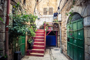 Hebron, Batı Şeria, 19 Aralık 2025 Eski Şehir 'deki dar sokaklar ve taş kemerler. Geleneksel mimari, bu Filistin yönetimindeki bölgede muhafaza edilen kültürel mirası sergiliyor..