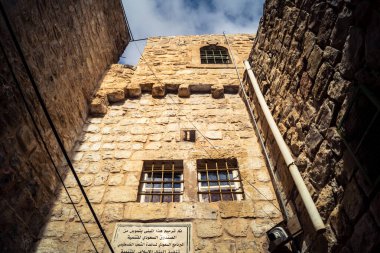 Hebron, Batı Şeria, 19 Aralık 2025 Eski Şehir 'deki dar sokaklar ve taş kemerler. Geleneksel mimari, bu Filistin yönetimindeki bölgede muhafaza edilen kültürel mirası sergiliyor..