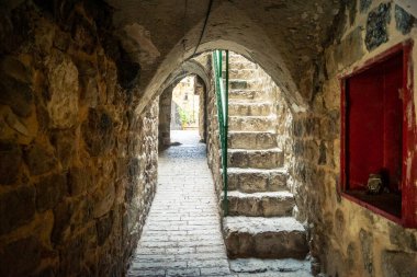 Hebron, Batı Şeria, 19 Aralık 2025 Eski Şehir 'deki dar sokaklar ve taş kemerler. Geleneksel mimari, bu Filistin yönetimindeki bölgede muhafaza edilen kültürel mirası sergiliyor..