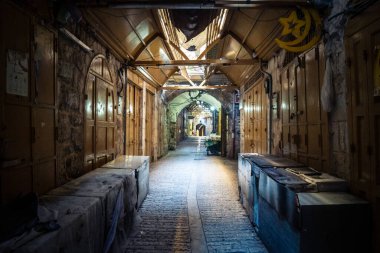 Hebron, Batı Şeria, 19 Aralık 2025 Eski Şehir 'deki dar sokaklar ve taş kemerler. Geleneksel mimari, bu Filistin yönetimindeki bölgede muhafaza edilen kültürel mirası sergiliyor..