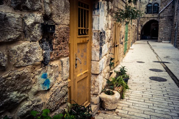 Hebron, Batı Şeria, 19 Aralık 2025 Eski Şehir 'deki dar sokaklar ve taş kemerler. Geleneksel mimari, bu Filistin yönetimindeki bölgede muhafaza edilen kültürel mirası sergiliyor..