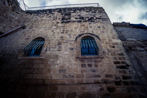 Hebron, Batı Şeria, 19 Aralık 2025 Eski Şehir 'deki dar sokaklar ve taş kemerler. Geleneksel mimari, bu Filistin yönetimindeki bölgede muhafaza edilen kültürel mirası sergiliyor..