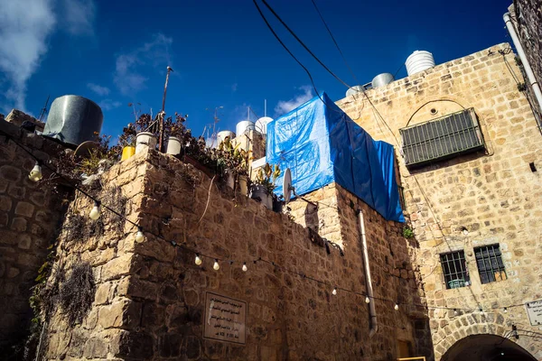 Hebron, Batı Şeria, 19 Aralık 2025 Eski Şehir 'deki dar sokaklar ve taş kemerler. Geleneksel mimari, bu Filistin yönetimindeki bölgede muhafaza edilen kültürel mirası sergiliyor..