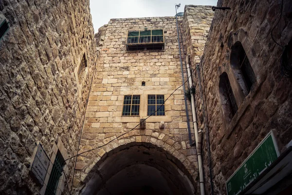 Hebron, Batı Şeria, 19 Aralık 2025 Eski Şehir 'deki dar sokaklar ve taş kemerler. Geleneksel mimari, bu Filistin yönetimindeki bölgede muhafaza edilen kültürel mirası sergiliyor..