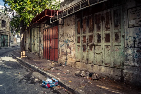 Hebron, Batı Şeria, 19 Aralık 2025 Cuma namazı sırasında H1 sektöründe sessiz ve terk edilmiş sokaklar. Dükkanların çoğu kutsal günün anısına kapalı kalıyor. Bu da kutsal atmosferi ortaya çıkarıyor..
