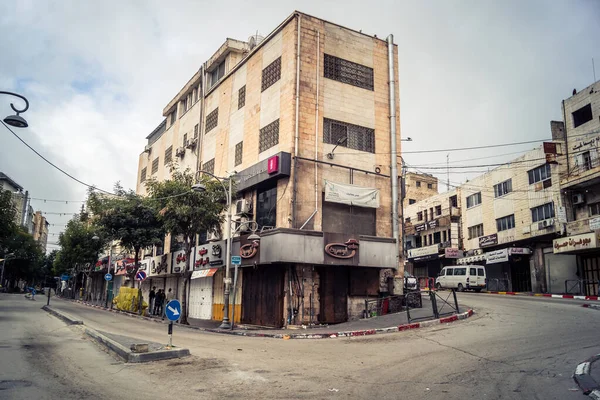 Hebron, Batı Şeria, 19 Aralık 2025 Cuma namazı sırasında H1 sektöründe sessiz ve terk edilmiş sokaklar. Dükkanların çoğu kutsal günün anısına kapalı kalıyor. Bu da kutsal atmosferi ortaya çıkarıyor..