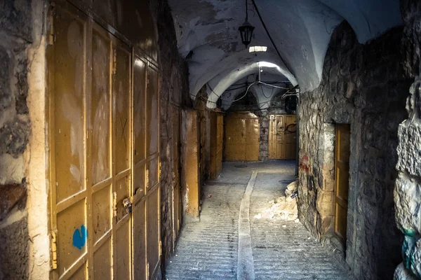 Hebron, Batı Şeria, 19 Aralık 2025 Eski Şehir 'deki dar sokaklar ve taş kemerler. Geleneksel mimari, bu Filistin yönetimindeki bölgede muhafaza edilen kültürel mirası sergiliyor..