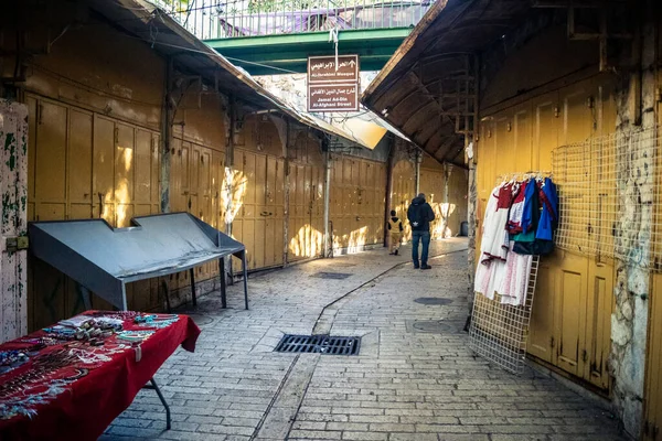 Hebron, Batı Şeria, 19 Aralık 2025 Eski Şehir 'deki dar sokaklar ve taş kemerler. Geleneksel mimari, bu Filistin yönetimindeki bölgede muhafaza edilen kültürel mirası sergiliyor..