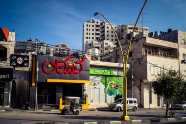 Hebron, Batı Şeria, 20 Aralık 2025 şehir merkezindeki binaların geleneksel mimarisi. Kireçtaşı cepheleri, Batı Şeria 'daki El Halil' in eşsiz şehir manzarasını ve mirasını karakterize eder..