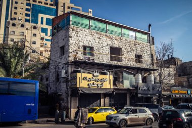 Hebron, Batı Şeria, 20 Aralık 2025 şehir merkezindeki binaların geleneksel mimarisi. Kireçtaşı cepheleri, Batı Şeria 'daki El Halil' in eşsiz şehir manzarasını ve mirasını karakterize eder..