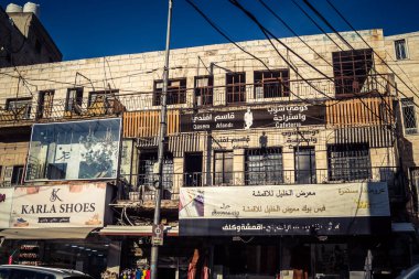 Hebron, Batı Şeria, 20 Aralık 2025 şehir merkezindeki binaların geleneksel mimarisi. Kireçtaşı cepheleri, Batı Şeria 'daki El Halil' in eşsiz şehir manzarasını ve mirasını karakterize eder..