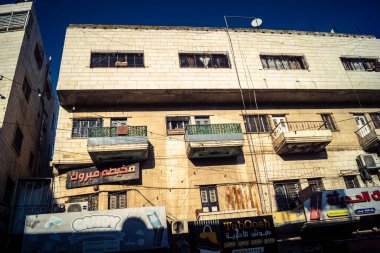 Hebron, Batı Şeria, 20 Aralık 2025 şehir merkezindeki binaların geleneksel mimarisi. Kireçtaşı cepheleri, Batı Şeria 'daki El Halil' in eşsiz şehir manzarasını ve mirasını karakterize eder..