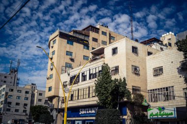 Hebron, Batı Şeria, 20 Aralık 2025 şehir merkezindeki binaların geleneksel mimarisi. Kireçtaşı cepheleri, Batı Şeria 'daki El Halil' in eşsiz şehir manzarasını ve mirasını karakterize eder..