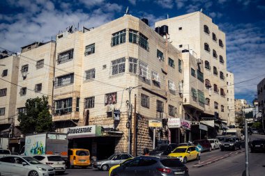 Hebron, Batı Şeria, 20 Aralık 2025 şehir merkezindeki binaların geleneksel mimarisi. Kireçtaşı cepheleri, Batı Şeria 'daki El Halil' in eşsiz şehir manzarasını ve mirasını karakterize eder..