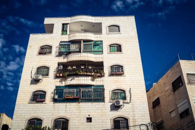 Hebron, Batı Şeria, 20 Aralık 2025 şehir merkezindeki binaların geleneksel mimarisi. Kireçtaşı cepheleri, Batı Şeria 'daki El Halil' in eşsiz şehir manzarasını ve mirasını karakterize eder..