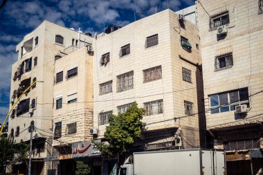 Hebron, Batı Şeria, 20 Aralık 2025 şehir merkezindeki binaların geleneksel mimarisi. Kireçtaşı cepheleri, Batı Şeria 'daki El Halil' in eşsiz şehir manzarasını ve mirasını karakterize eder..