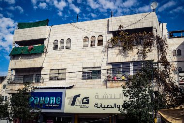 Hebron, Batı Şeria, 20 Aralık 2025 şehir merkezindeki binaların geleneksel mimarisi. Kireçtaşı cepheleri, Batı Şeria 'daki El Halil' in eşsiz şehir manzarasını ve mirasını karakterize eder..