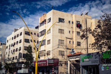 Hebron, Batı Şeria, 20 Aralık 2025 şehir merkezindeki binaların geleneksel mimarisi. Kireçtaşı cepheleri, Batı Şeria 'daki El Halil' in eşsiz şehir manzarasını ve mirasını karakterize eder..