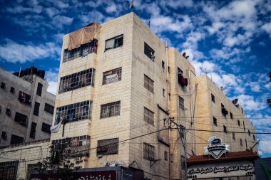 Hebron, Batı Şeria, 20 Aralık 2025 şehir merkezindeki binaların geleneksel mimarisi. Kireçtaşı cepheleri, Batı Şeria 'daki El Halil' in eşsiz şehir manzarasını ve mirasını karakterize eder..