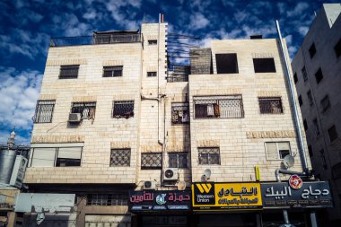 Hebron, Batı Şeria, 20 Aralık 2025 şehir merkezindeki binaların geleneksel mimarisi. Kireçtaşı cepheleri, Batı Şeria 'daki El Halil' in eşsiz şehir manzarasını ve mirasını karakterize eder..