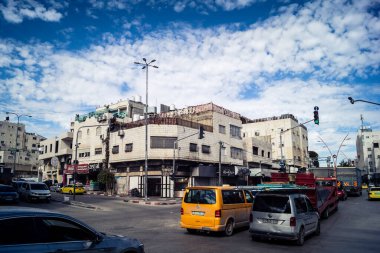 Hebron, Batı Şeria, 20 Aralık 2025 şehir merkezindeki binaların geleneksel mimarisi. Kireçtaşı cepheleri, Batı Şeria 'daki El Halil' in eşsiz şehir manzarasını ve mirasını karakterize eder..