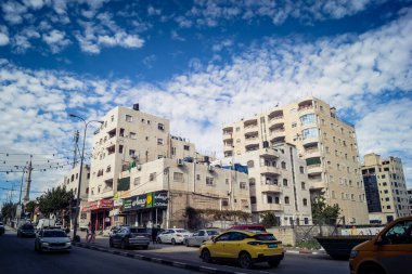 Hebron, Batı Şeria, 20 Aralık 2025 şehir merkezindeki binaların geleneksel mimarisi. Kireçtaşı cepheleri, Batı Şeria 'daki El Halil' in eşsiz şehir manzarasını ve mirasını karakterize eder..