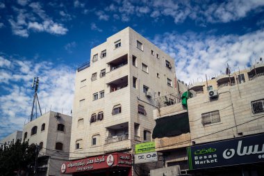 Hebron, Batı Şeria, 20 Aralık 2025 şehir merkezindeki binaların geleneksel mimarisi. Kireçtaşı cepheleri, Batı Şeria 'daki El Halil' in eşsiz şehir manzarasını ve mirasını karakterize eder..