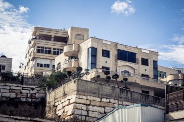 Hebron, Batı Şeria, 20 Aralık 2025 şehir merkezindeki binaların geleneksel mimarisi. Kireçtaşı cepheleri, Batı Şeria 'daki El Halil' in eşsiz şehir manzarasını ve mirasını karakterize eder..