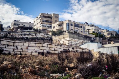 Hebron, Batı Şeria, 20 Aralık 2025 şehir merkezindeki binaların geleneksel mimarisi. Kireçtaşı cepheleri, Batı Şeria 'daki El Halil' in eşsiz şehir manzarasını ve mirasını karakterize eder..