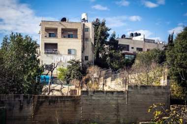 Hebron, Batı Şeria, 20 Aralık 2025 şehir merkezindeki binaların geleneksel mimarisi. Kireçtaşı cepheleri, Batı Şeria 'daki El Halil' in eşsiz şehir manzarasını ve mirasını karakterize eder..