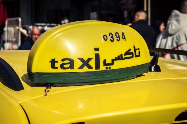 Hebron, Batı Şeria, 20 Aralık 2025, El Halil 'in H2 sektöründe Iconic sarı taksileri. 