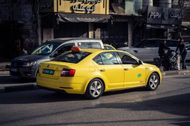 Hebron, Batı Şeria, 20 Aralık 2025, El Halil 'in H2 sektöründe Iconic sarı taksileri. 