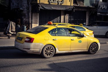 Hebron, Batı Şeria, 20 Aralık 2025, El Halil 'in H2 sektöründe Iconic sarı taksileri. 